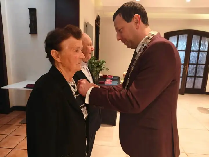 Złote Gody w Zdunach – burmistrz Miłosz Zwierzyk wręczył medale 13 parom