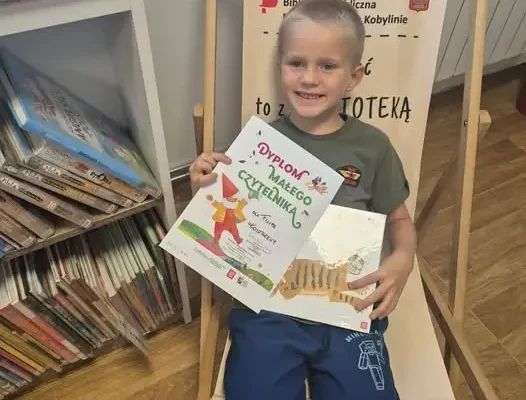 Filip Kostrzewa odebrał dyplom małego czytelnika w bibliotece w Kobylinie
