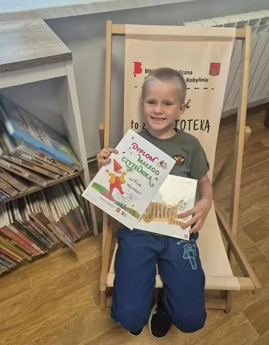Filip Kostrzewa odebrał dyplom małego czytelnika w bibliotece w Kobylinie
