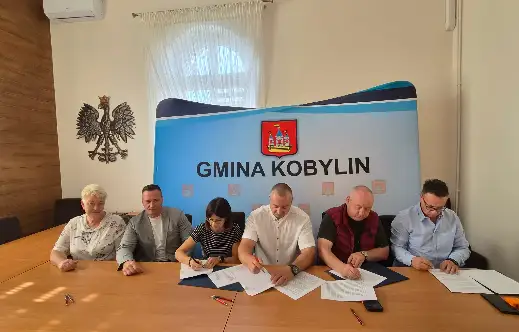 Gmina Kobylin podpisała umowy na odnowę stawów w Smolicach i Rębiechowie