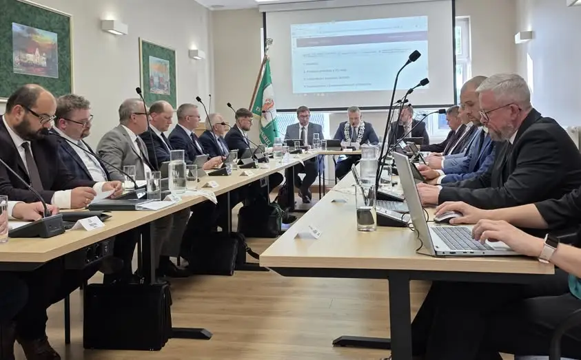 Sesja Rady Miejskiej w Koźminie Wielkopolskim: budżet, biblioteka i apel o kulturę dyskusji