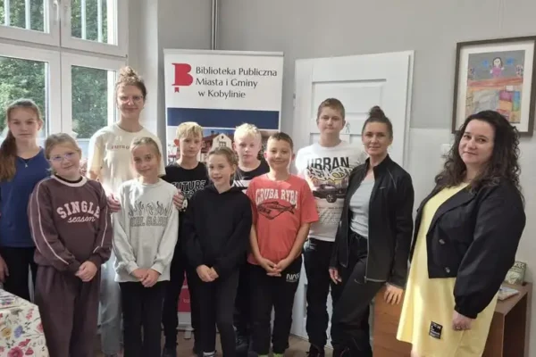 Warsztaty „Mój niewidzialny plecak” w bibliotece w Kobylinie – lekcja empatii dla uczniów z Kuklinowa