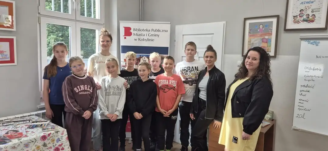 Warsztaty „Mój niewidzialny plecak” w bibliotece w Kobylinie – lekcja empatii dla uczniów z Kuklinowa