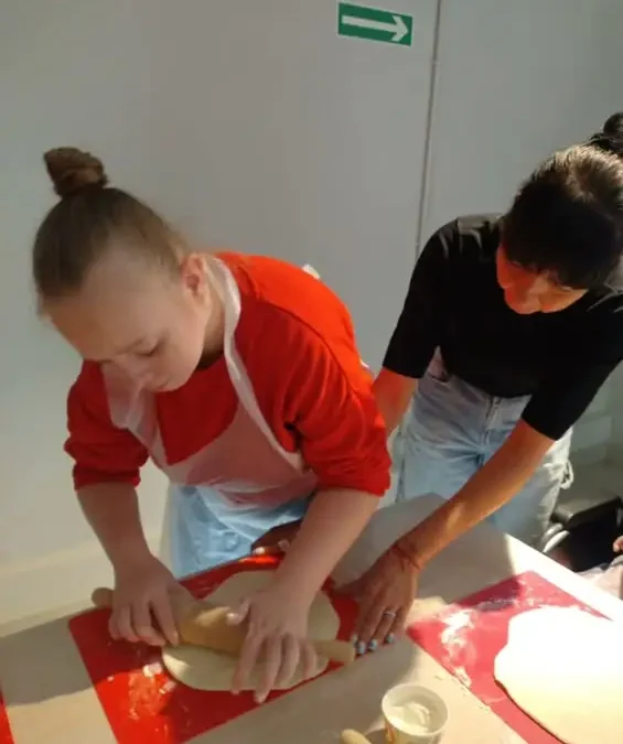 Uczniowie SOSW Konarzew z wizytą w pizzerii – warsztaty pełne uśmiechu