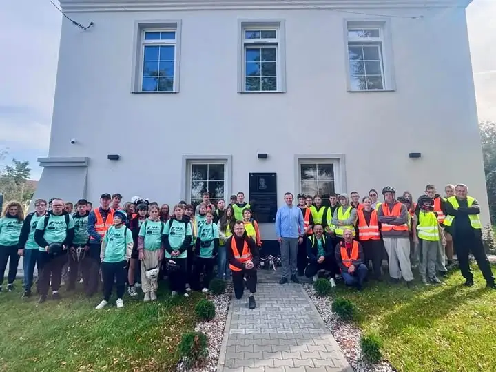 Młodzież z trzech szkół oddała hołd lokalnym bohaterom z gminy Zduny