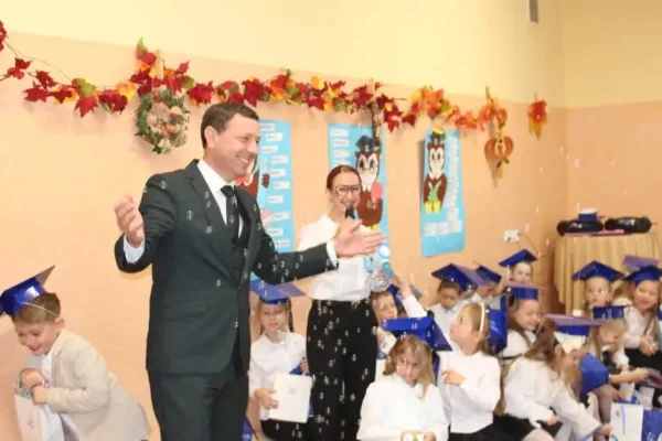 Pasowanie pierwszoklasistów w Szkole Podstawowej w Zdunach – 56 uczniów dołączyło do szkolnej społeczności