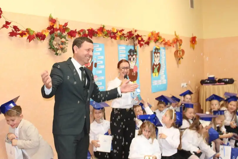 Pasowanie pierwszoklasistów w Szkole Podstawowej w Zdunach – 56 uczniów dołączyło do szkolnej społeczności
