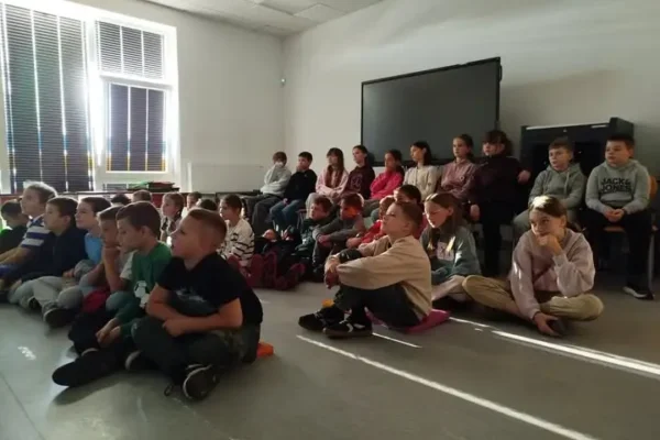 Noc Bibliotek w Smolicach: uczniowie obejrzeli „Ronję, córkę zbójnika”