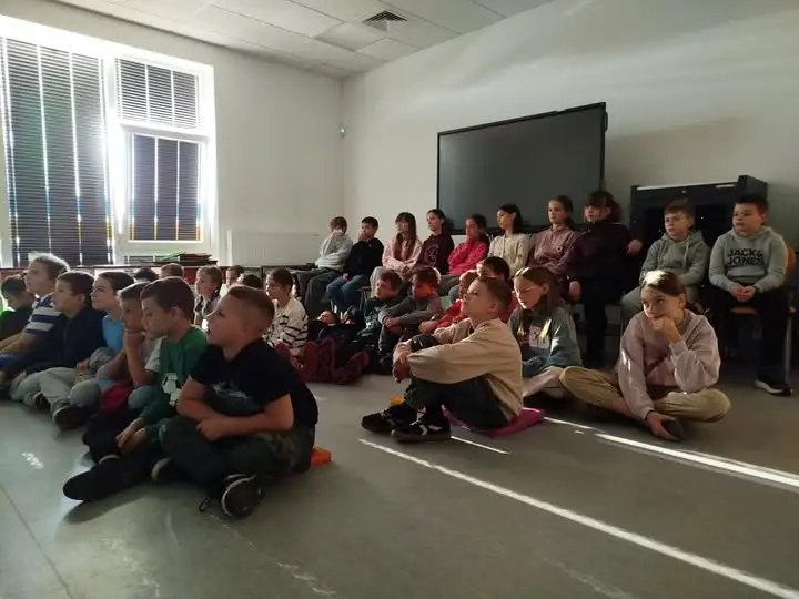 Noc Bibliotek w Smolicach: uczniowie obejrzeli „Ronję, córkę zbójnika”