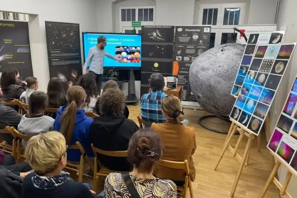 Noc Bibliotek w Kobylinie: astronomia, meteoryt i ognisko pod chmurami
