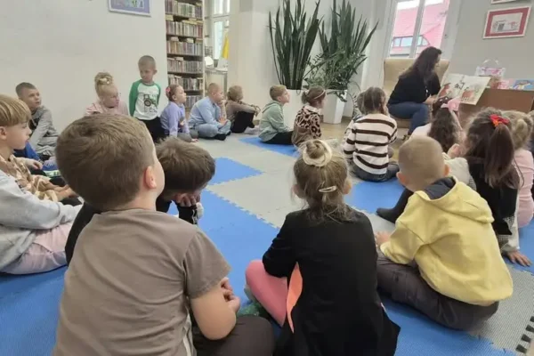 Zaczytane Jeżyki w bibliotece w Kobylinie – głośne czytanie i rozmowa o obowiązkach
