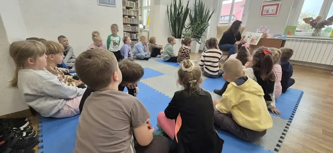 Zaczytane Jeżyki w bibliotece w Kobylinie – głośne czytanie i rozmowa o obowiązkach